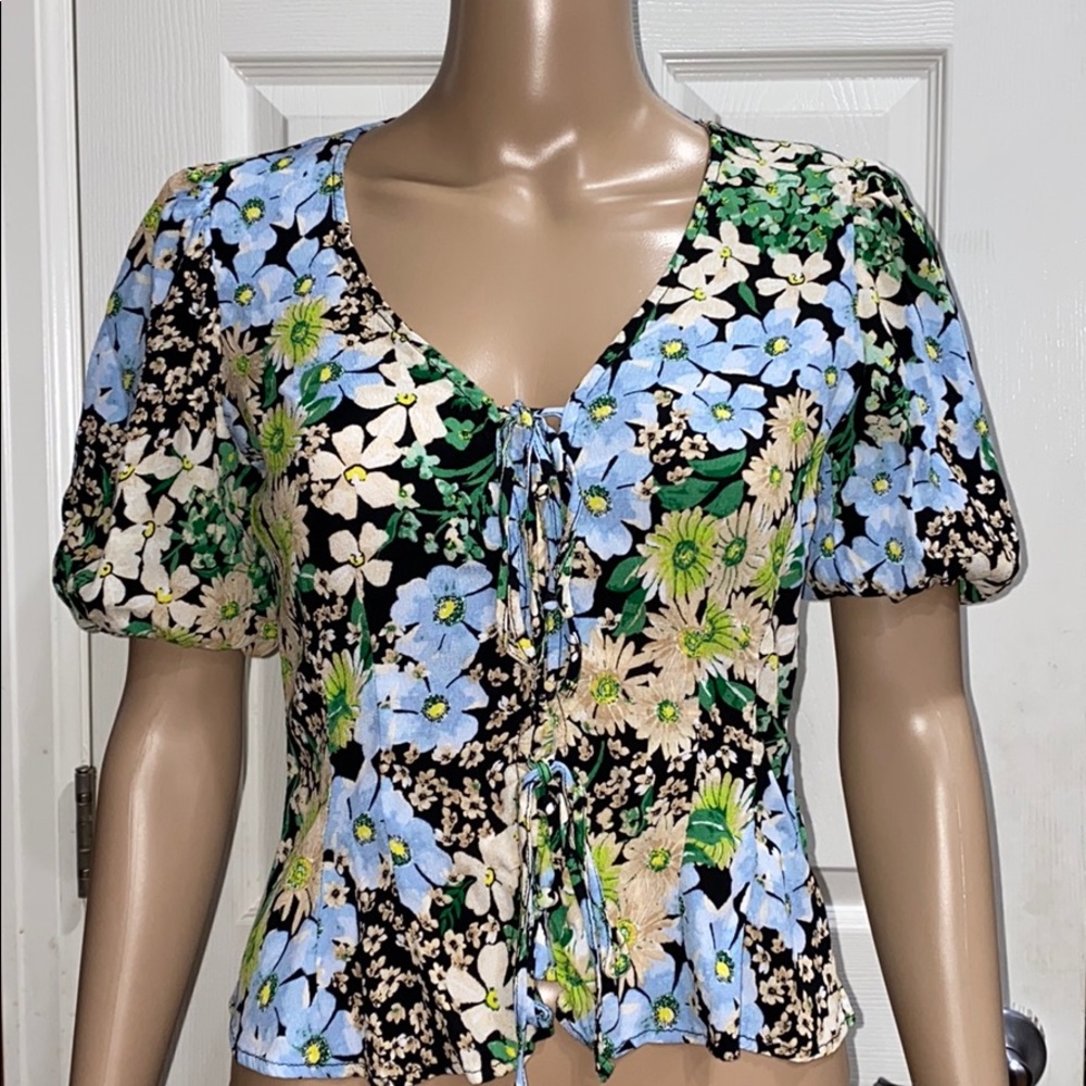 ❤️H & M Cute V Neck Button Down Blouse